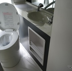 カセット型充電式リチウムバッテリーを搭載した可搬型無水トイレ「フロイキャンプ スマート無水トイレ コンフォート」