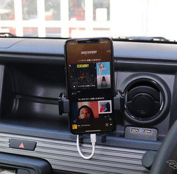 「スマホ」が音楽プレーヤーとして使われている様子。