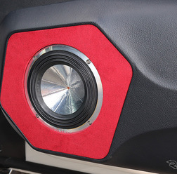 『イングラフ』（青森県八戸市）にて製作されたオーディオカーの一例。