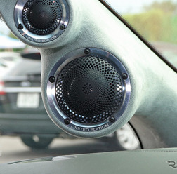 「フロント3ウェイ」が採用されたオーディオカーの一例（製作ショップ：サウンドウェーブ＜茨城県＞）。