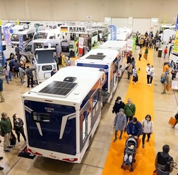 昨年開催の北海道キャンピングカーフェスティバル2025の会場風景