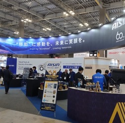 部品メーカーから整備工場の“伴走者”へー。アイシンが初披露した「新型故障診断機」と「Amazonとの連携サービス」…IAAE2026