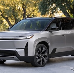 米国から輸入し経産省の公用車にするというトヨタ・ハイランダー(写真はイメージ)