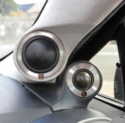 「カーオーディオ・プロショップ」にて製作されたオーディオカーの一例（製作ショップ：ウェイブトゥポート＜鳥取県＞）。