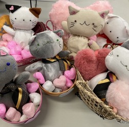 車内に飾るMKドライバーの手袋で作った手作り猫