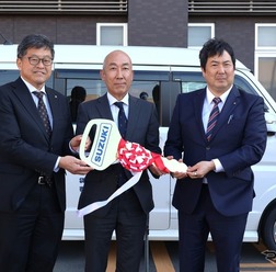 スズキ『エブリイワゴン』を袋井警察署管内防犯協会へ寄贈