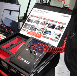 ウルトジャパンが展示していたオートマチックガラスリペア