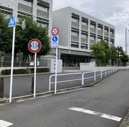狭い道！ 都道423号：背後は世田谷区立世田谷中学校