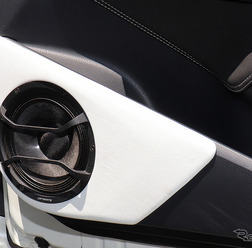 「カーオーディオ・プロショップ」にて製作されたオーディオカーの一例（製作ショップ：シティロード福山＜広島県＞）。