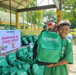 学用品を受け取り、笑顔を見せるフィリピンの子ども