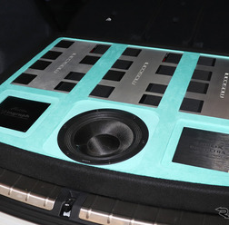 「外部パワーアンプ」が搭載されたオーディオカーの一例(製作ショップ:イングラフ<青森県>)。