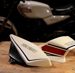 ヤマハの復刻部品プロジェクト「アイコニックコレクション」第一弾となる『RZ250』の外装パーツ
