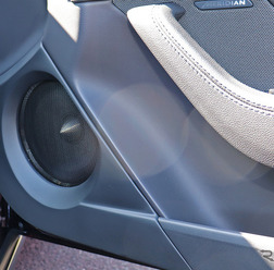 「カーオーディオ・プロショップ」にて製作されたオーディオカーの一例(製作ショップ:サブライム<群馬県>)。