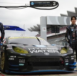 マシンの両脇に立つ堤優威選手(左)と卜部和久選手(右)