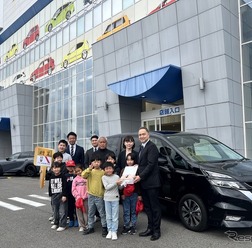 ネクステージが「西尾ゆめの杜児童クラブ」へ送迎用車両を寄贈