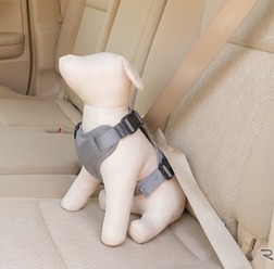 コンビのペットブランド「コムペット」のシートベルトを通すだけの「カーリンク ハーネス」