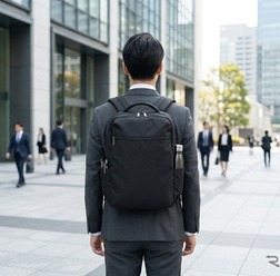 自動車のサスペンション構造を応用することで体感重量を約40%軽減する「無重力リュック」