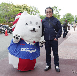 「朝活カフェ」に“お忍び”で来訪したヤマハ発動機の設楽元文社長。左は磐田市のキャラクター「しっぺい」