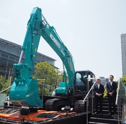 階段向かって左が山本社長、右が開発責任者の技術開発本部、新事業推進部の担当、山下耕治執行役員