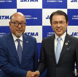 清水会長(左側)と山本前会長(右側)