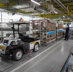 スペースの限られた工場内通路を進む自動搬送サービス「eve auto(イヴ・オート)」