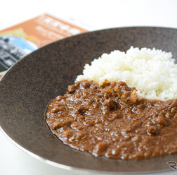 スズキが鳥善と共同開発したインドベジタリアンレトルトカレー。写真は、ジムニーのパッケージの「茶ひよこ豆マサラ」