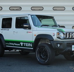 テイン 4x4ダンパースポーツ　ジムニーノマド装着例（基準車高純正比　フロント：55mmアップ / リア：45mmアップ）