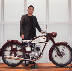ヤマハ発動機 ブランド統括部の北條雅也統括部長と、ヤマハモーターサイクルの原点『YA-1』