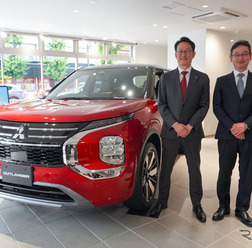 新店舗「関内店」にて、左から三菱自動車 五十嵐副社長、東日本三菱自動車販売 大平社長