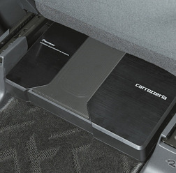 「小型・薄型のパワードサブウーファー」の設置例(カロッツェリア・TS-WH500A)。