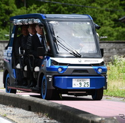 関係者を乗せて走る「奥永源寺けい流カー」