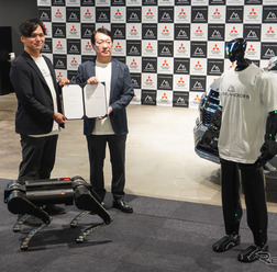 ヒューマノイドロボット量産に向け協業を発表したハイランダーズ増岡宏哉CEO(左)と三菱自動車加藤隆雄会長(右)