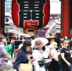 上半期の訪日客2108万4800人、コロナ禍以来の前年割れに。写真は訪日客でにぎわう浅草