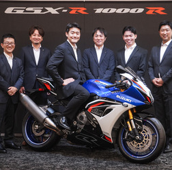 新型スズキ『GSX-R1000R』と開発メンバー。車両に跨るのがチーフエンジニア東郷隼也さん