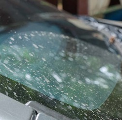 洗車を少しサボったら「白いウロコ汚れ」「黒い筋」などが残る…車の水アカを落とす正しい方法とは？　デメリットと注意点を知る