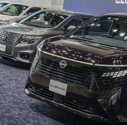 日産 エルグランド 新型(右)と歴代モデル