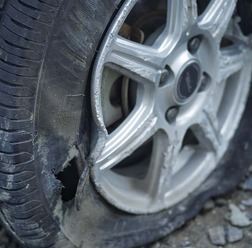 真夏の高速道路走行、タイヤ「バースト」要注意！…愛車のタイヤ点検いつしましたか？　タイヤトラブルが増加