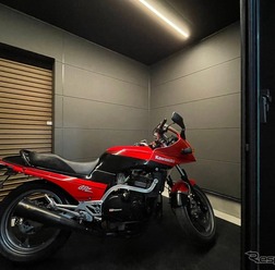 「NAPS HOME」バイクガレージ付き住宅(上大岡Ⅱ B号棟)×「GPZ900R」