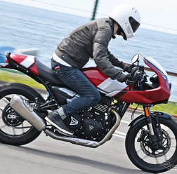 トライアンフ Thruxton 400(スラクストン400)