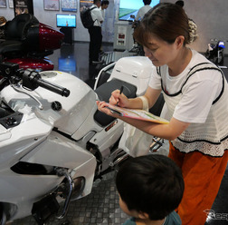 1階の展示エリアで謎解きにチャレンジする来館者