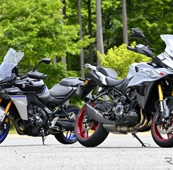 ヤマハ トレーサー9 GT+ Y-AMT(左)とスズキ GSX-S1000GX(右)