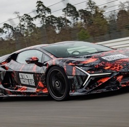 ランボルギーニ『レヴエルトSV』がホッケンハイムリンクで市販車最速ラップ