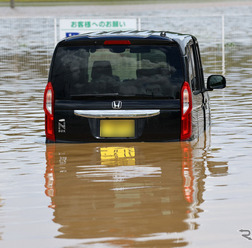 千葉県の豪雨で冠水した車両