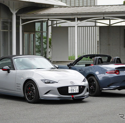 マツダスピリットレーシング ロードスター12R(左)とコアモデル(右)