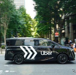 東京・丸の内を走る「Uberプレミアム」車両の新型日産『エルグランド』