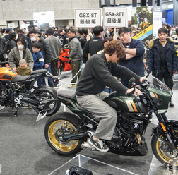 写真は大阪モーターサイクルショー2026のスズキブース