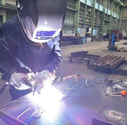 工場内で職人さんが指導