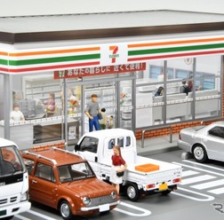 駐車場エリアには、愛車(ミニカー)を置いて情景再現を楽しめる (C) TOMY