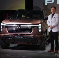 三菱自動車 岸浦恵介社長と新型パジェロ