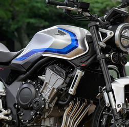 ホンダ CB400 SUPER FOUR E-Clutch(ウルフシルバーメタリック)